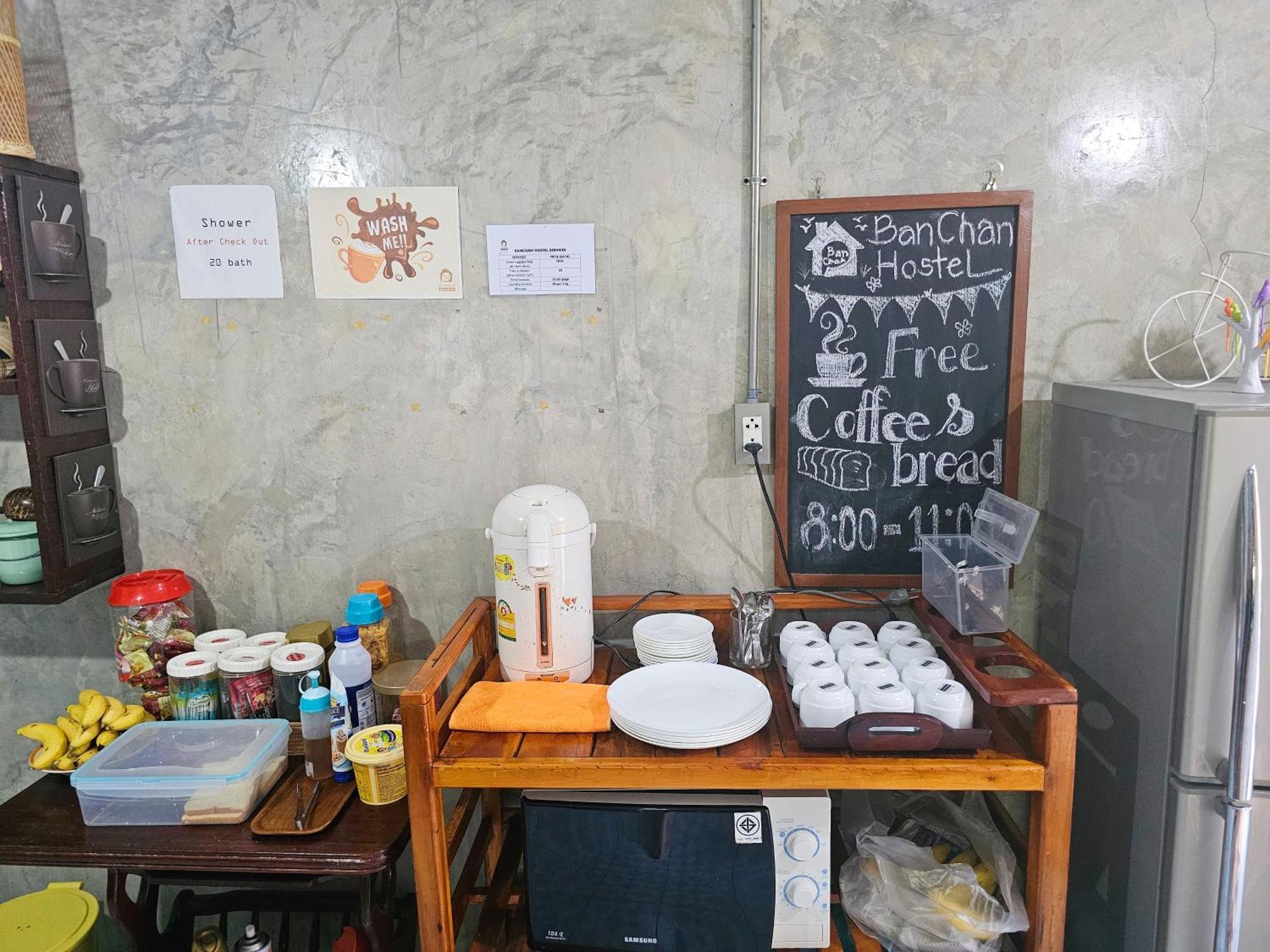 Banchan Hostel Ayutthaya Eksteriør billede