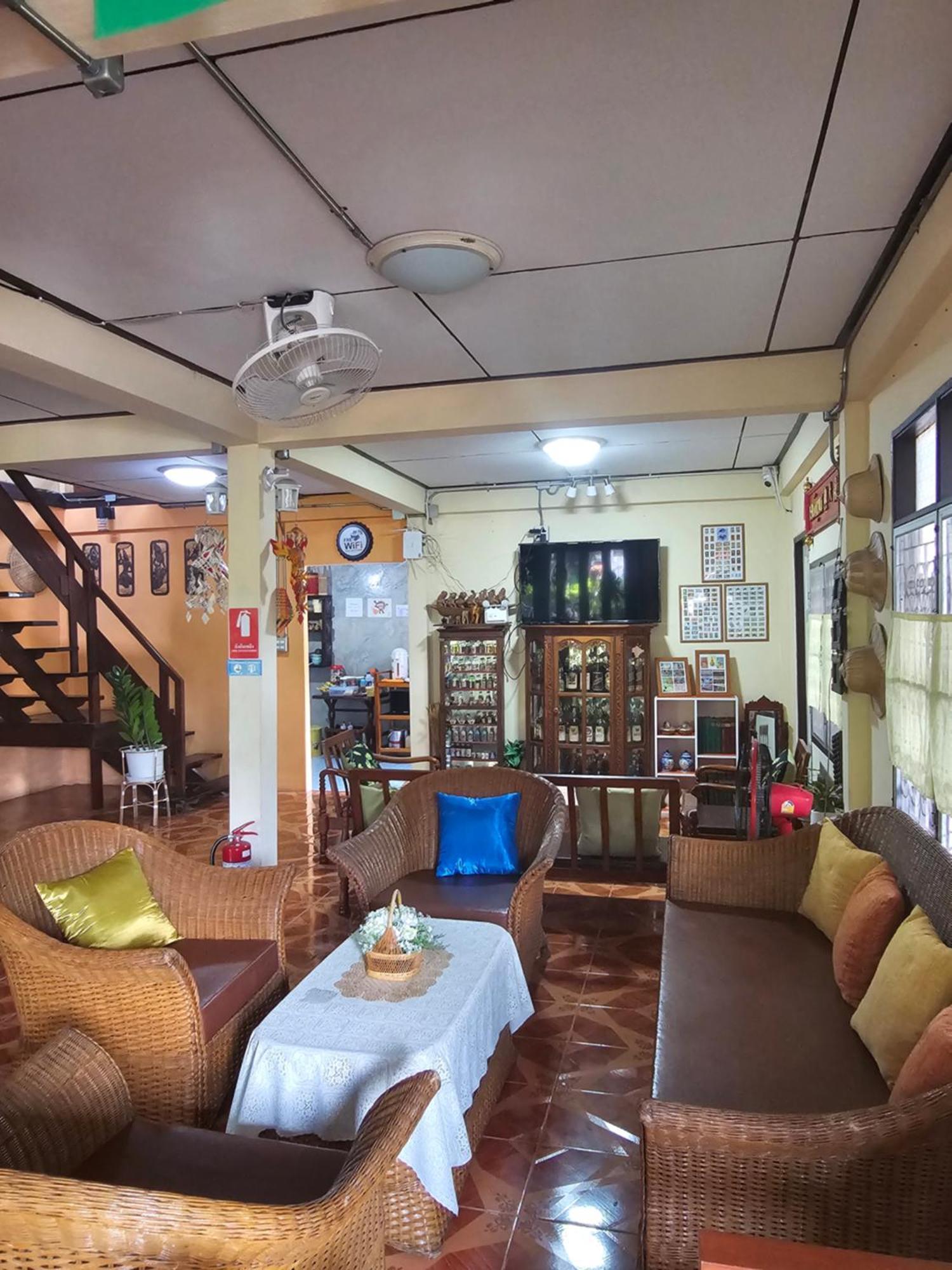 Banchan Hostel Ayutthaya Eksteriør billede